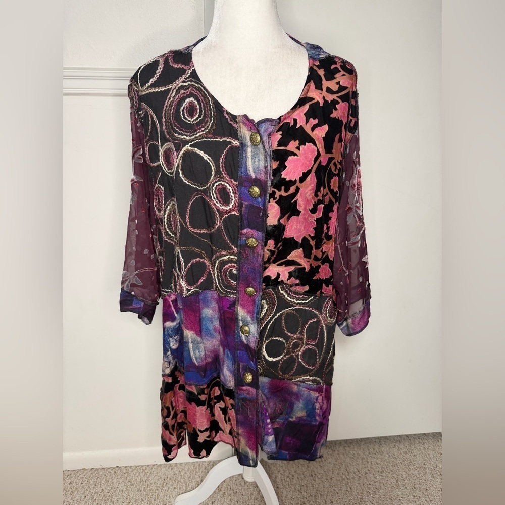 Sterling Styles Women's Blouse with Artistic pattern OS